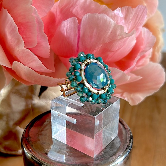 Gold Cocktail Ring w/Faceted Iridescent Teal & Aqua Crystals - NEW - Picture 2 of 5